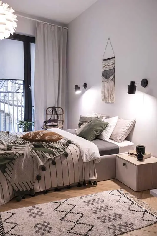 Mini gobelin nad łóżkiem. | Proj.: Na antresolil; fot.: @agatapiatkowskafotograf