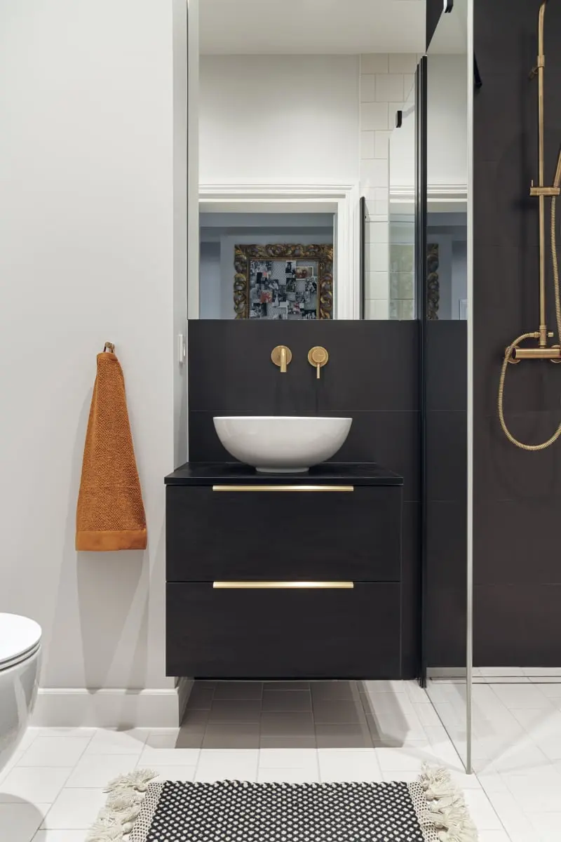 Mała łazienka z prysznicem z umywalką Emporio polskiej marki HushLab (proj. luumo, zdj. Tom Kurek)