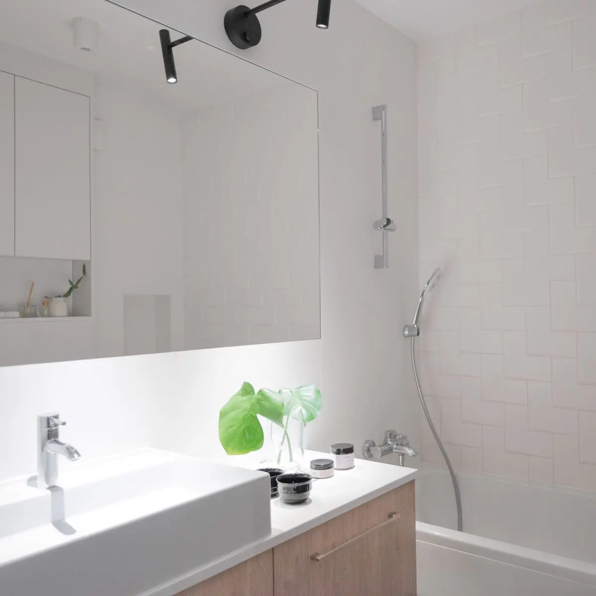 Piękna biała łazienka