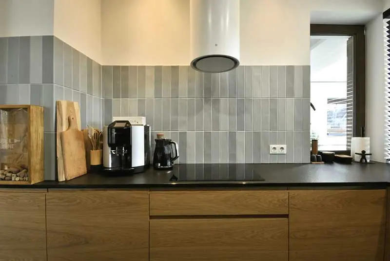 Ciekawie zaaranżowana ściana w kuchni. | Proj.: Piotr Stolarek – Projektowanie Wnętrz