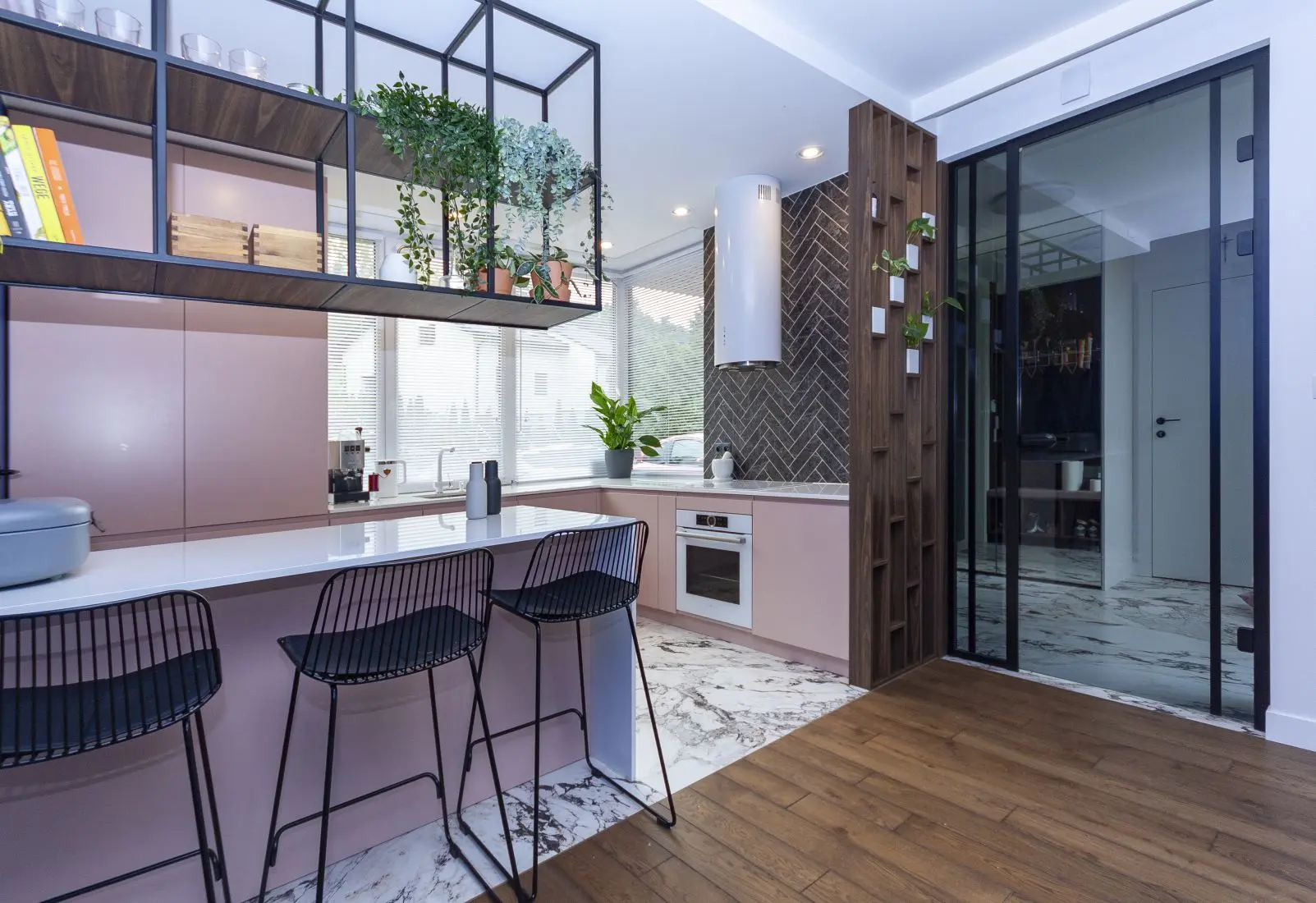 160 metrowy dom jednorodzinny w pudrowym różu z domieszką błękitów | Proj: Orange Studio