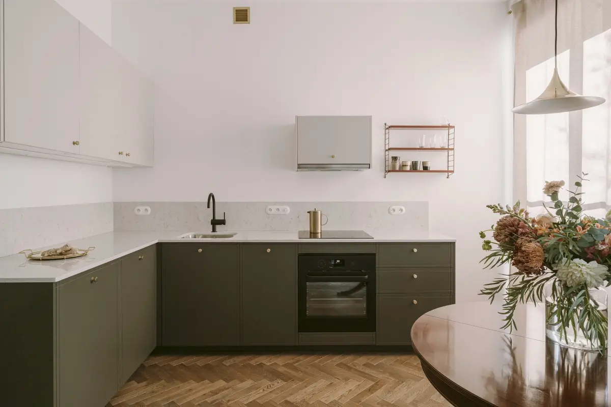 Zielone mieszkanie – kuchnia z frontami w odcieniu khaki. | Proj.: KW Studio we współpracy z Kamą Czudowską; Fot.: PION
