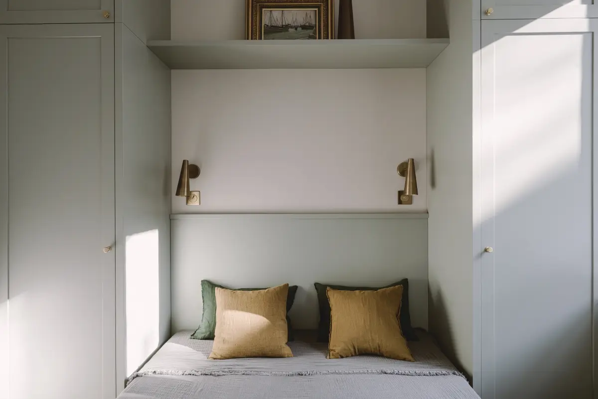 Sypialnia w chłodnych odcieniach mięty. | Proj.: KW Studio we współpracy z Kamą Czudowską; Fot.: PION