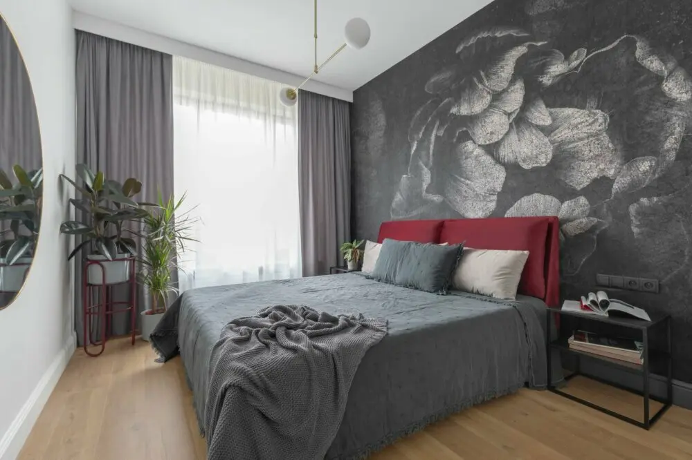 Biała magia. Kobiecy apartament, który zaprasza do relaksu przy biokominku