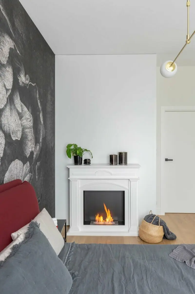 Biała magia. Kobiecy apartament, który zaprasza do relaksu przy biokominku