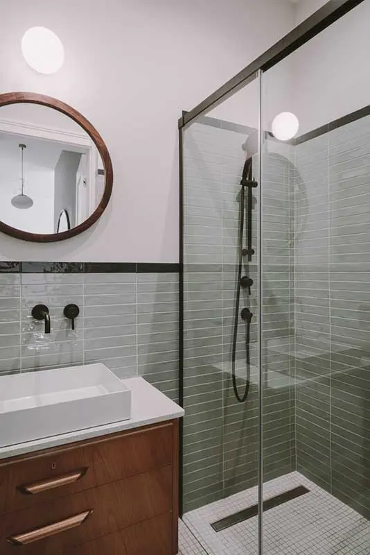 Miętowe płytki w łazience. | Proj.: KW Studio we współpracy z Kamą Czudowską; Fot.: PION