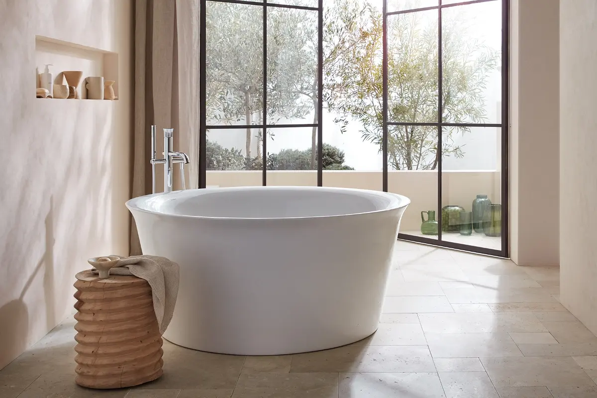 Płytki o teksturze piaskowca sprawdzą się w aranżacjach w stylu organicznym.