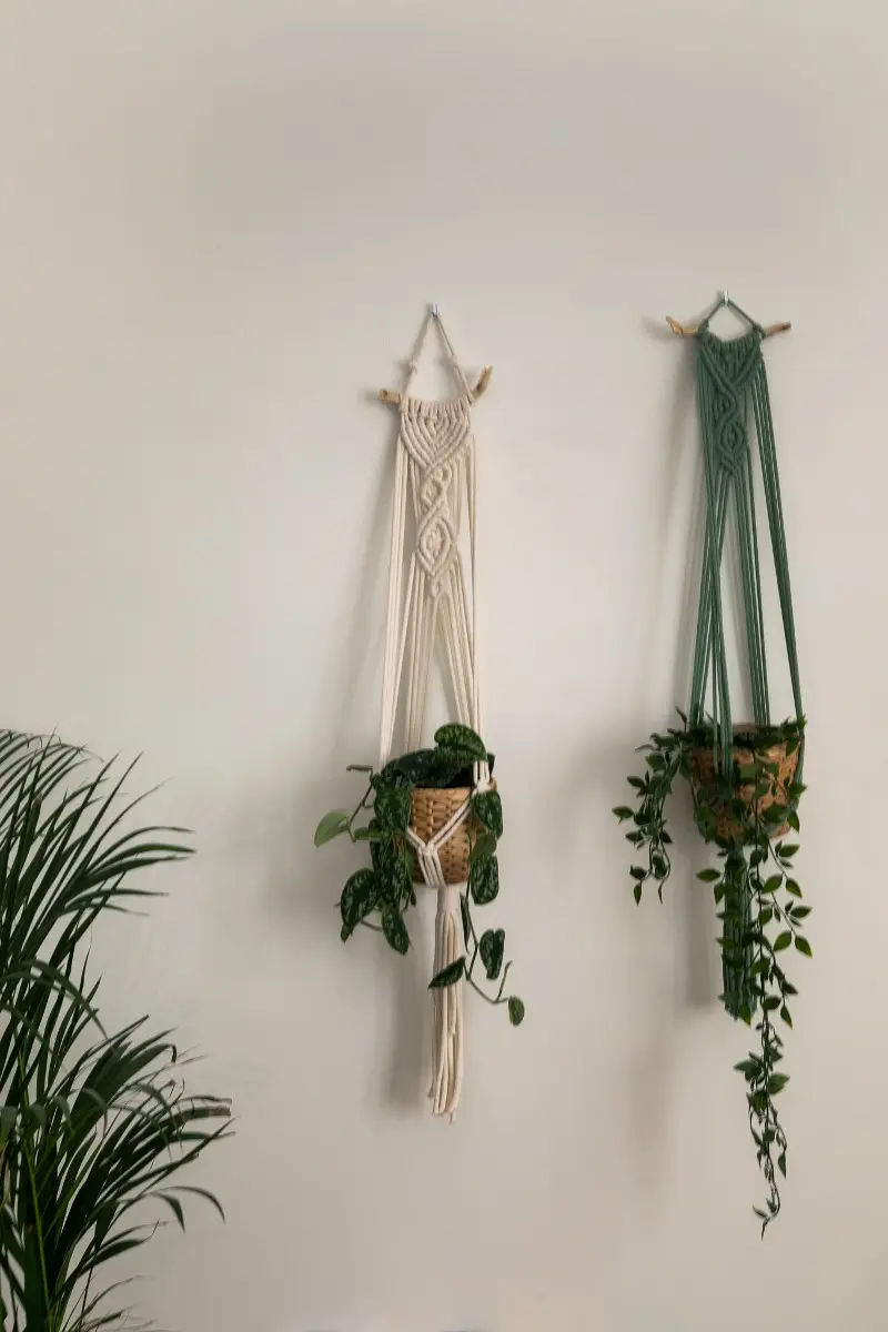 Plecione kwietniki w typie makramy. | Projekt i stylizacja: Iwona Bernaciak MIESZKANIE PO PRZEMIANIE; fot. Kąty Proste – fotografia wnętrz