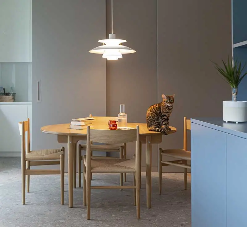 Lampa PH Louis Poulsen nad stołem jadalnianym. | Proj: Adrianna Terlikowska Studio