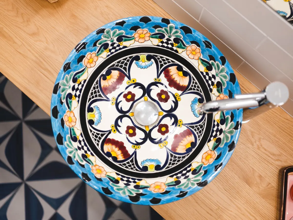 Umywalka w stylu marokańskim dodaje orientalnego sznytu białej łazience. | Proj.: iHome Studio