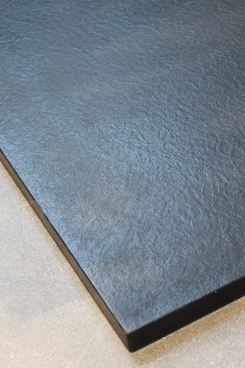 Obła płaszczyzna spadku, nadaje brodzikowi niezwykle elegancką i organiczną formę.