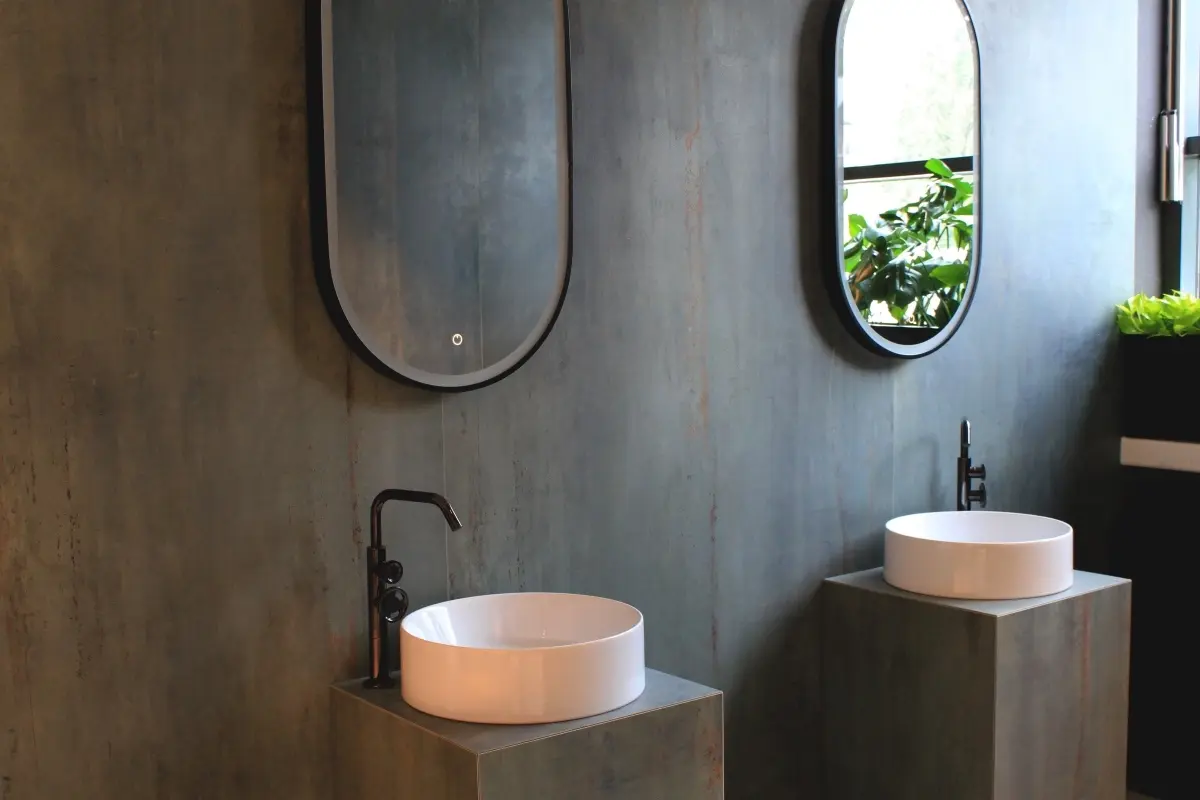 Industrialna aranżacja z umywalką Slim i armaturą marki Geda.