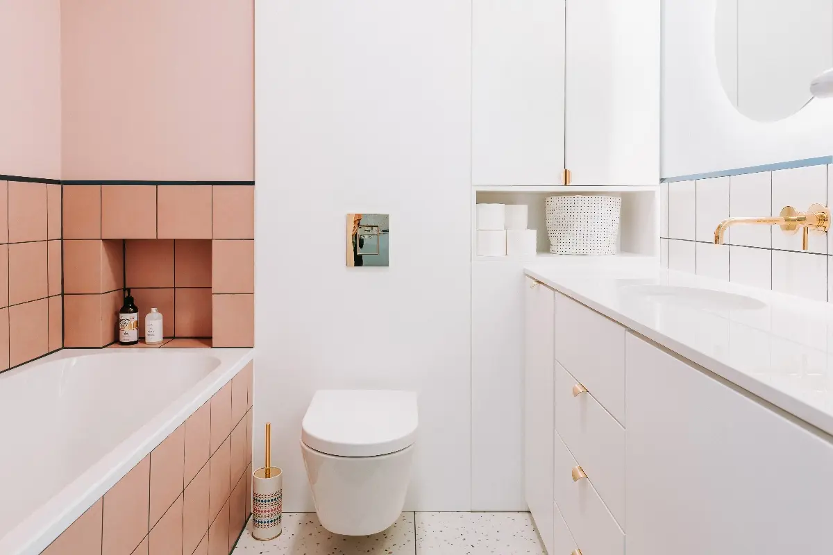 Stefy łazienki zaakcentowane kolorami. | Proj.: Klu Studio; fot.: Migdał Studio