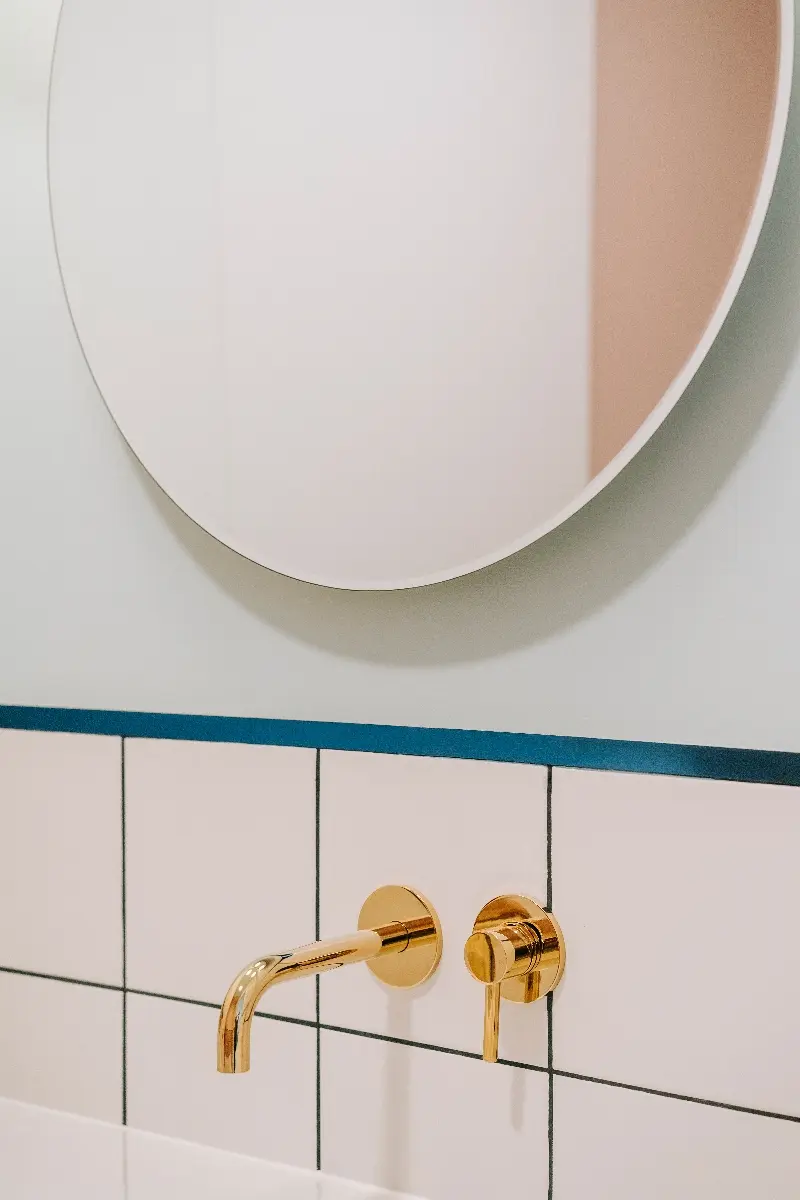 Złote elementy wieńczą aranżację salonu kąpielowego. | Proj.: Klu Studio; fot.: Migdał Studio