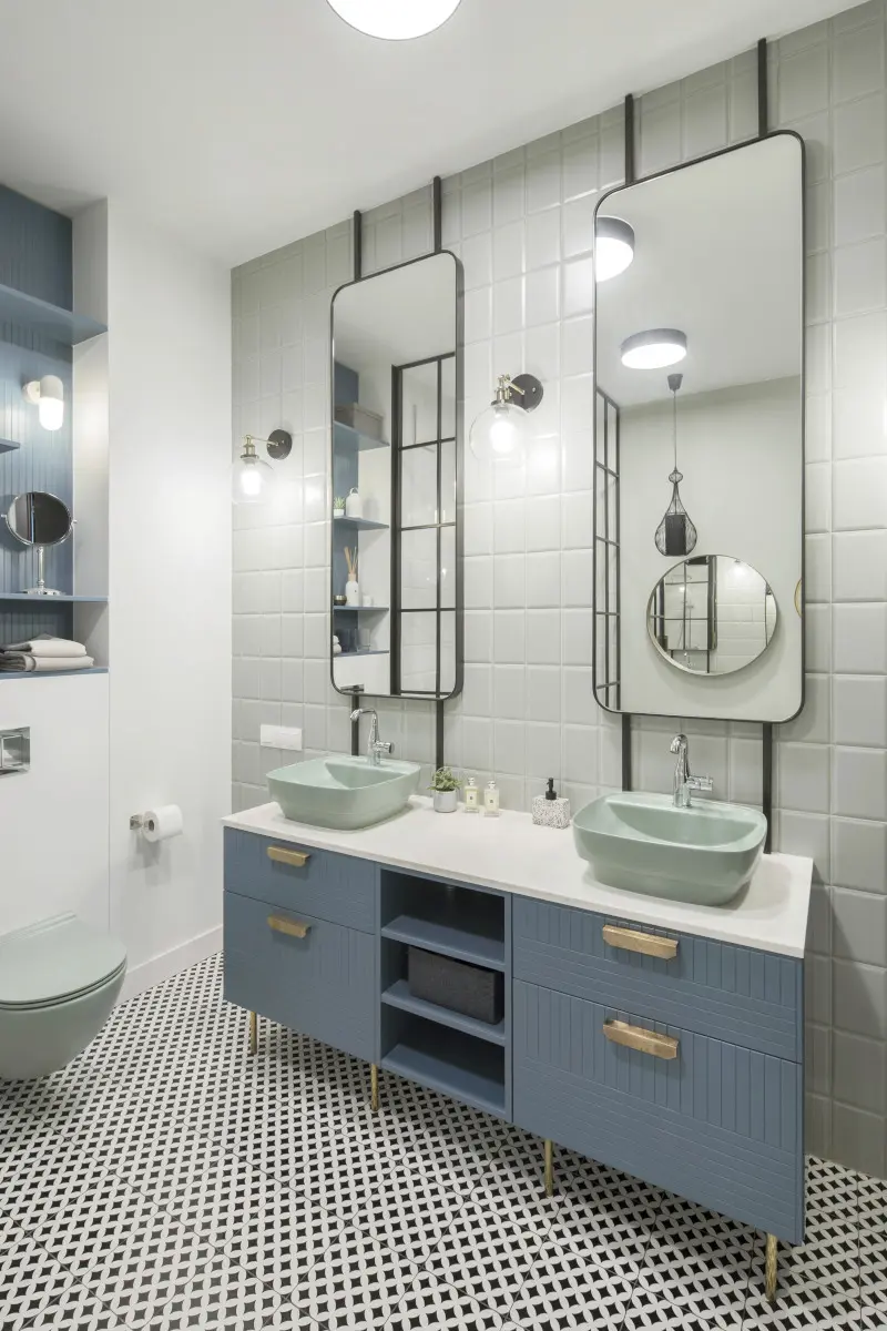 Łazienka z miętową ceramiką. | proj. Kando Architects