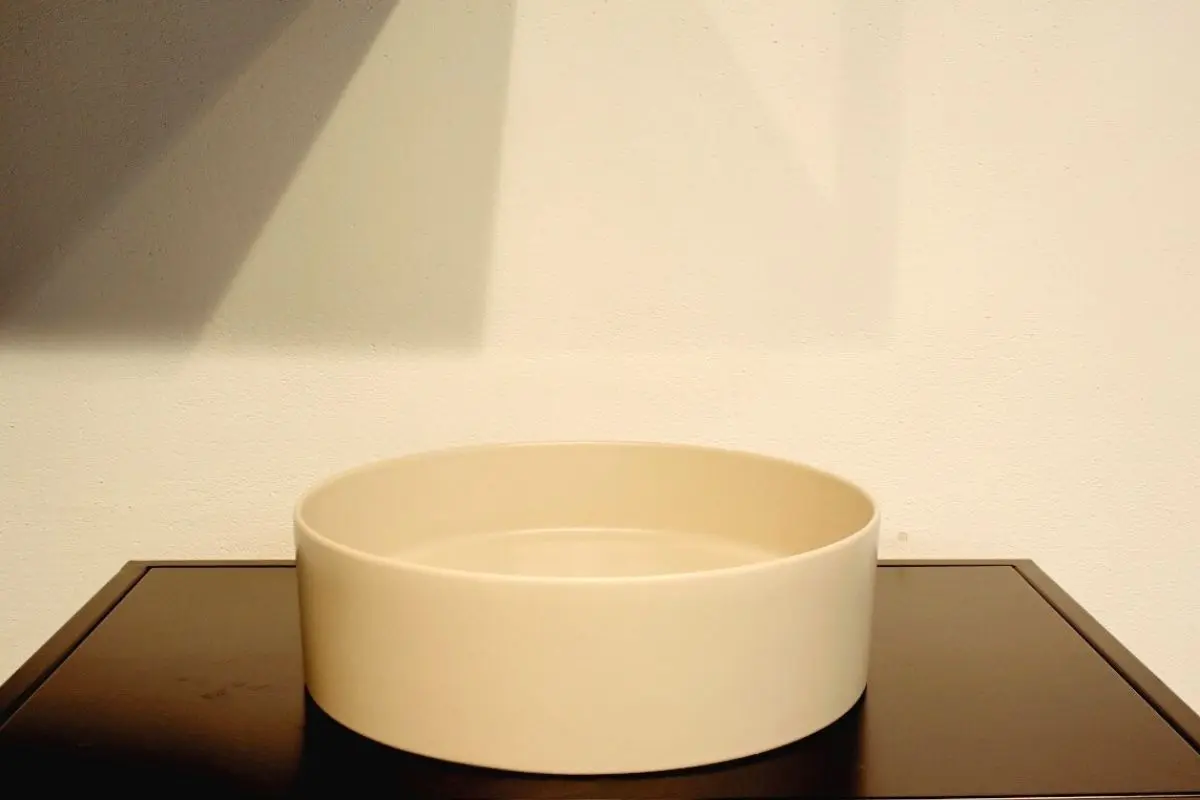 Umywalka Slim w kolorze Ivory.