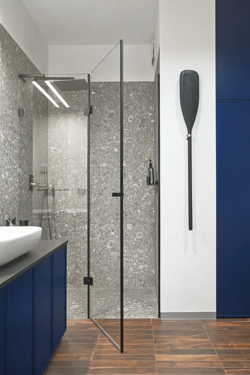 Marynistyczne akcenty w łazience. | Proj.: LOQM; Fot.: Tomek Kurek