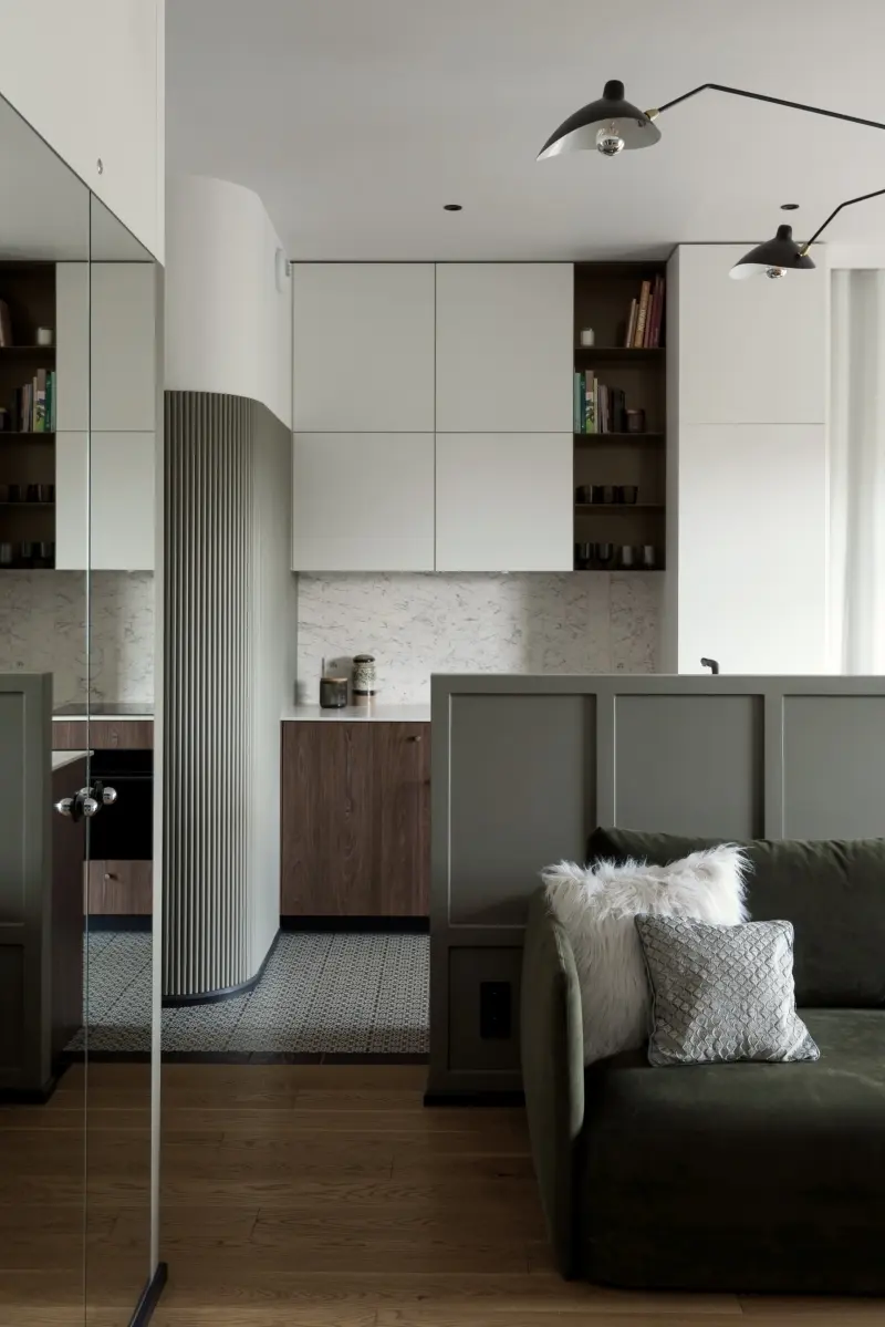 Kolekcja polskiej porcelany na tle granatu