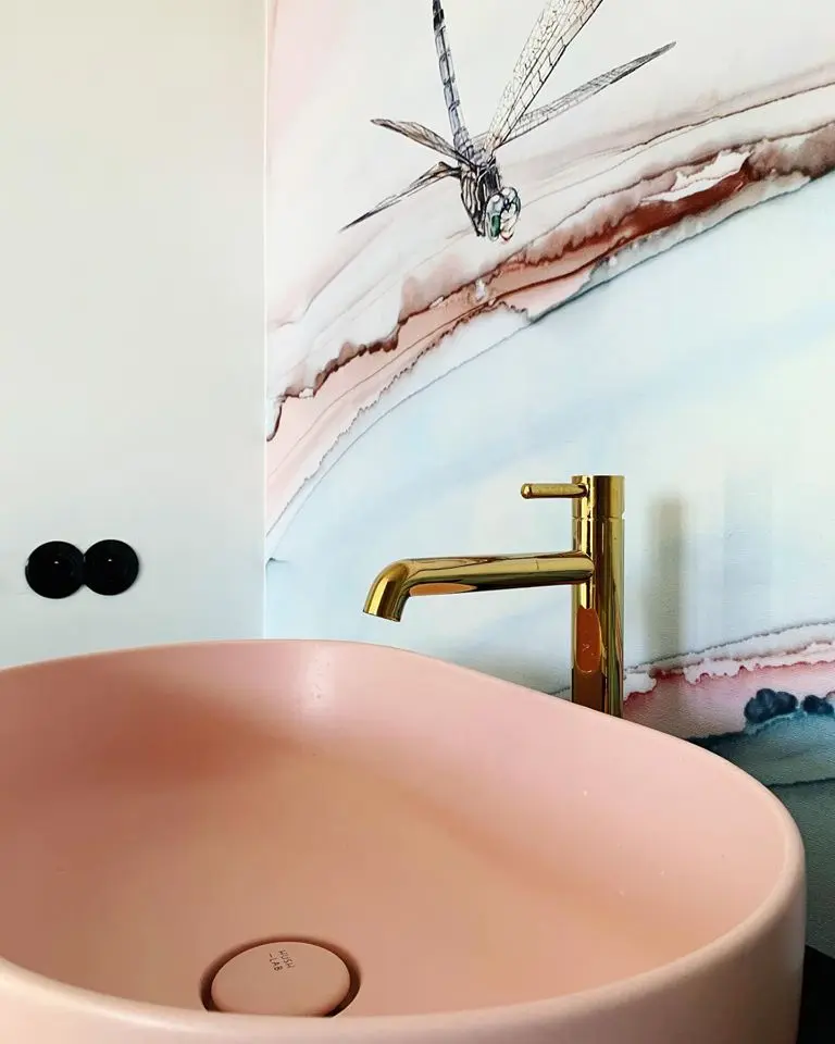 W projekcie pracowni Czarny Mat umywalka i bateria polskiej marki HushLab, którą znajdziecie w showroomach z Grupy Internity Home