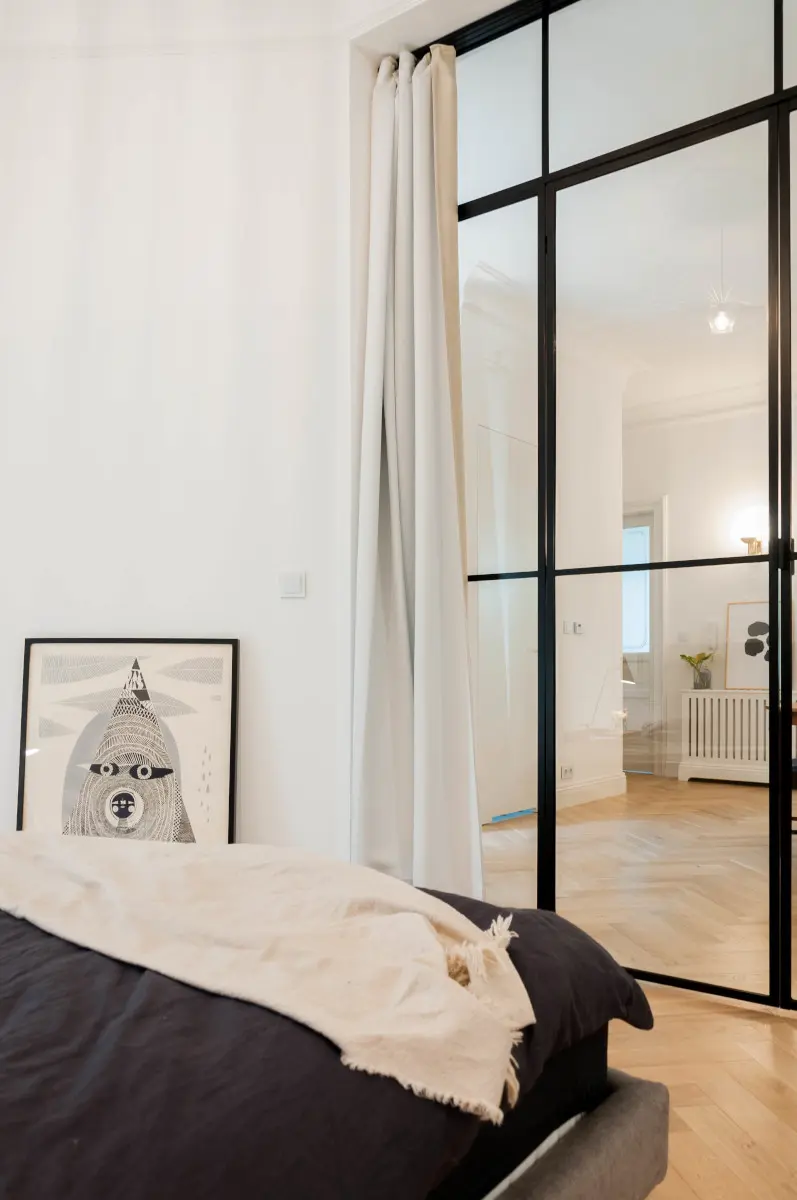 Przeszklenie w sypialni | proj. Studio Projektowe 4room (architekt wnętrz Lisa Bachurina)