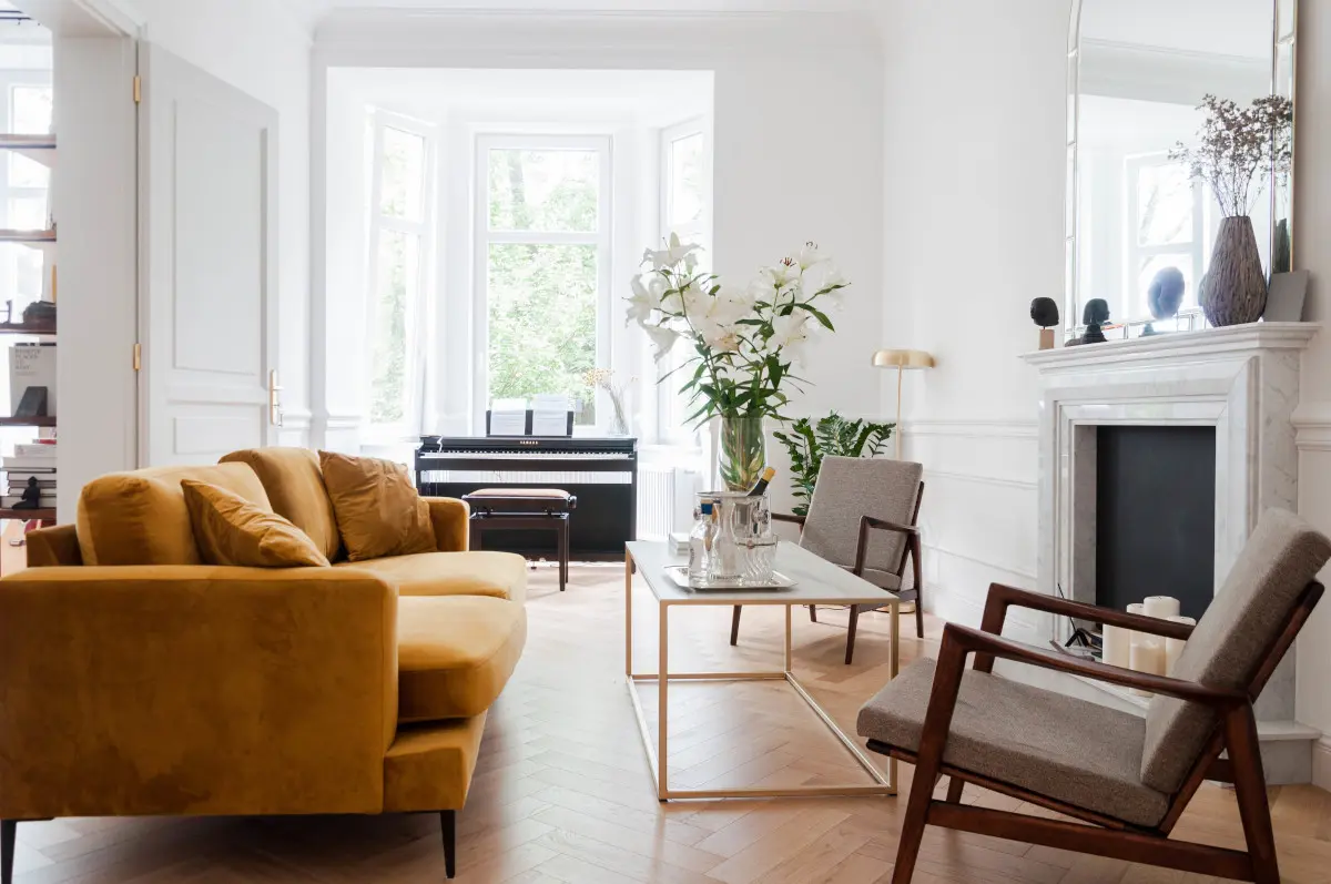 Salon z musztardową sofą | proj. Studio Projektowe 4room (architekt wnętrz Lisa Bachurina)