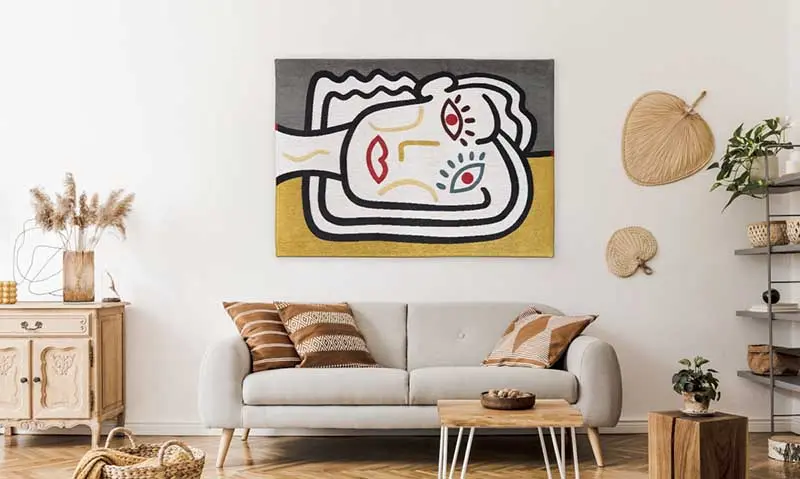 Abstrakcyjny dywan na ścianie w salonie