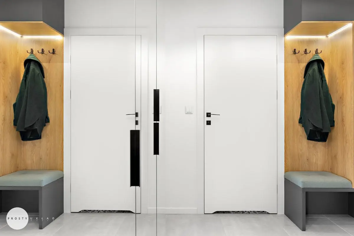 Mały przedpokój powiększony optycznie lustrem | proj. Prosty Układ, zdj. DEKORIALOVE