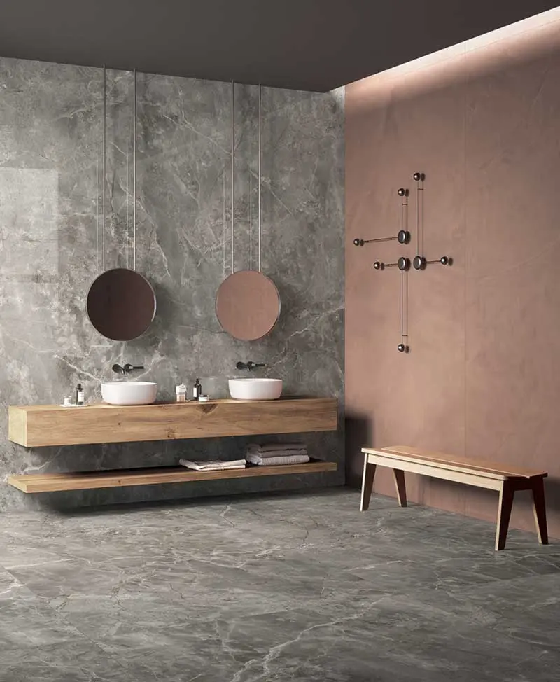 Aranżacja łazienki z wykorzystaniem spieków wielkoformatowych. W opozycji do zimnego kamienia, stanął ciepły, brudny róż.