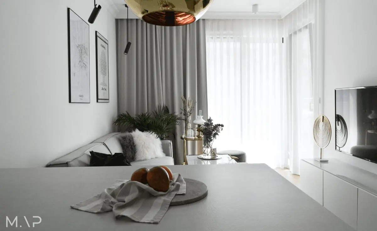 Szary salon z aneksem kuchennym | proj. MAP Studio Monika Adamczyk - Popiel