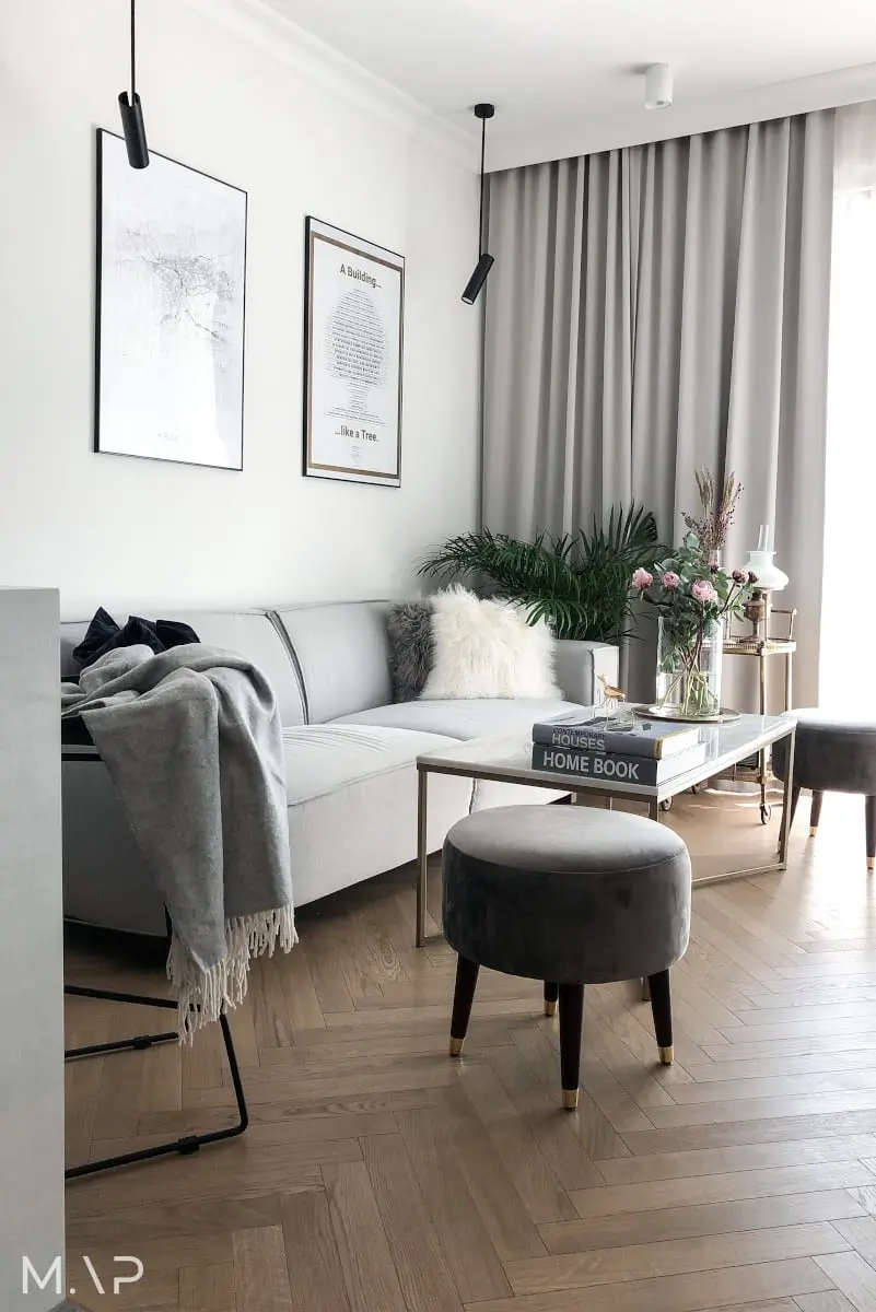 Szaro - biały salon ze złotymi detalami | proj. MAP Studio Monika Adamczyk - Popiel