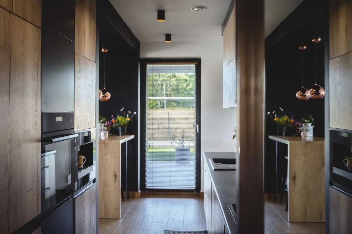 Drewniana kuchnia z czarnymi akcentami | projekt: arch. Marlena Kłos, fot.: Barbara Rompska
