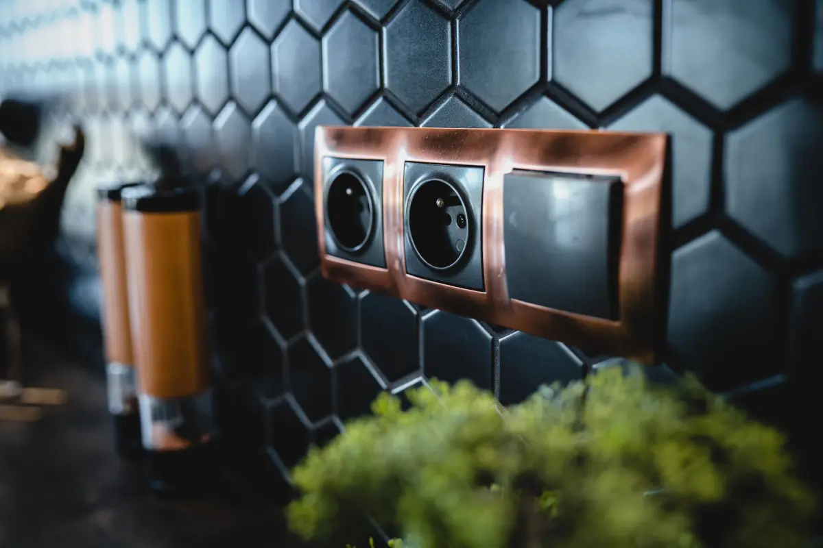 Czarna mozaika na ścianie nad blatem w kuchni | projekt: arch. Marlena Kłos, fot.: Barbara Rompska