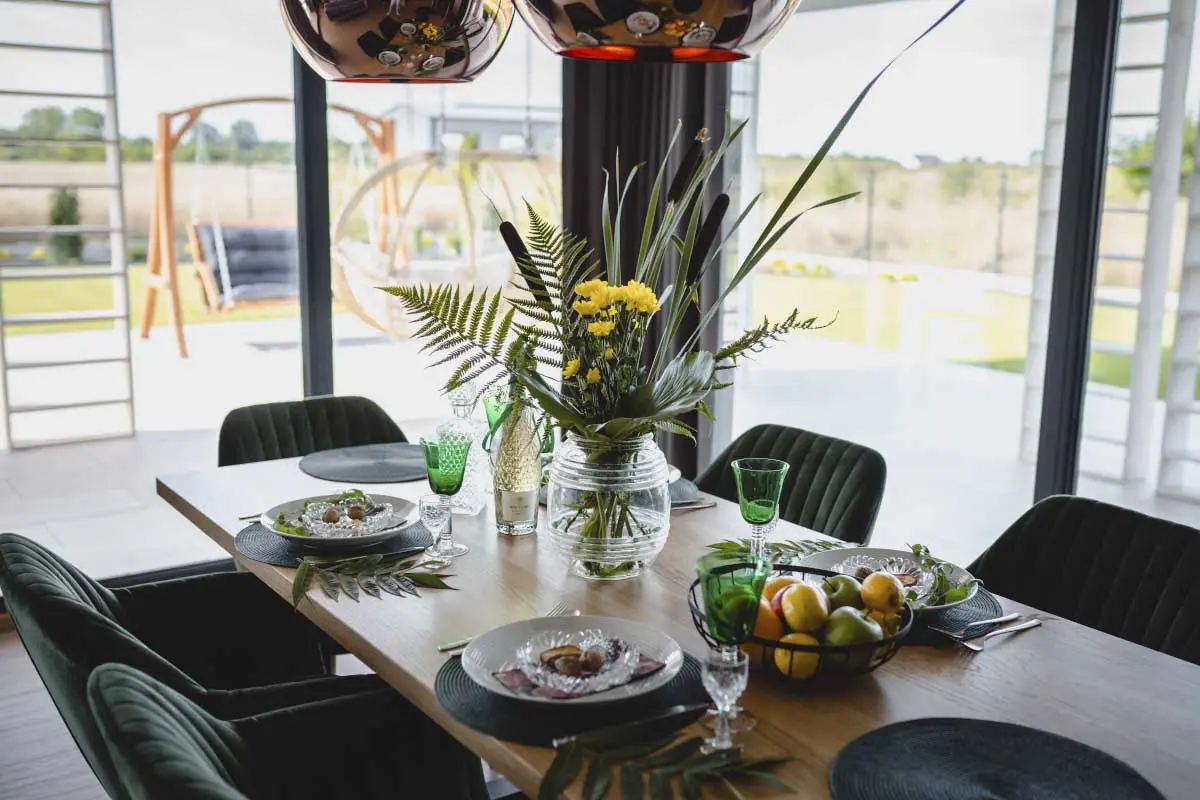 Jadalnia z zielonymi welurowymi krzesłami | projekt: arch. Marlena Kłos, fot.: Barbara Rompska