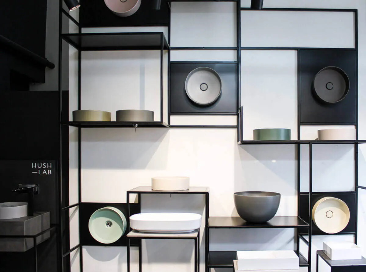 Kolorowa ceramika HushLab w showroomie Internity Home