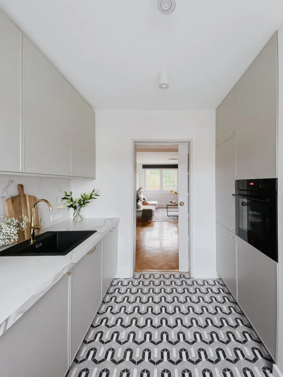 Blat wykonany z płytki wielkoformatowej imitującej marmur | Kuchnia blogerki Uli Michalak (Interiors Design Blog)