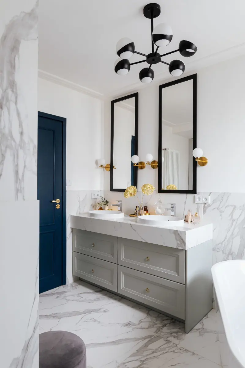 Blat wykonany z płytki wielkoformatowej imitującej marmur | Łazienka blogerki Uli Michalak (Interiors Design Blog)