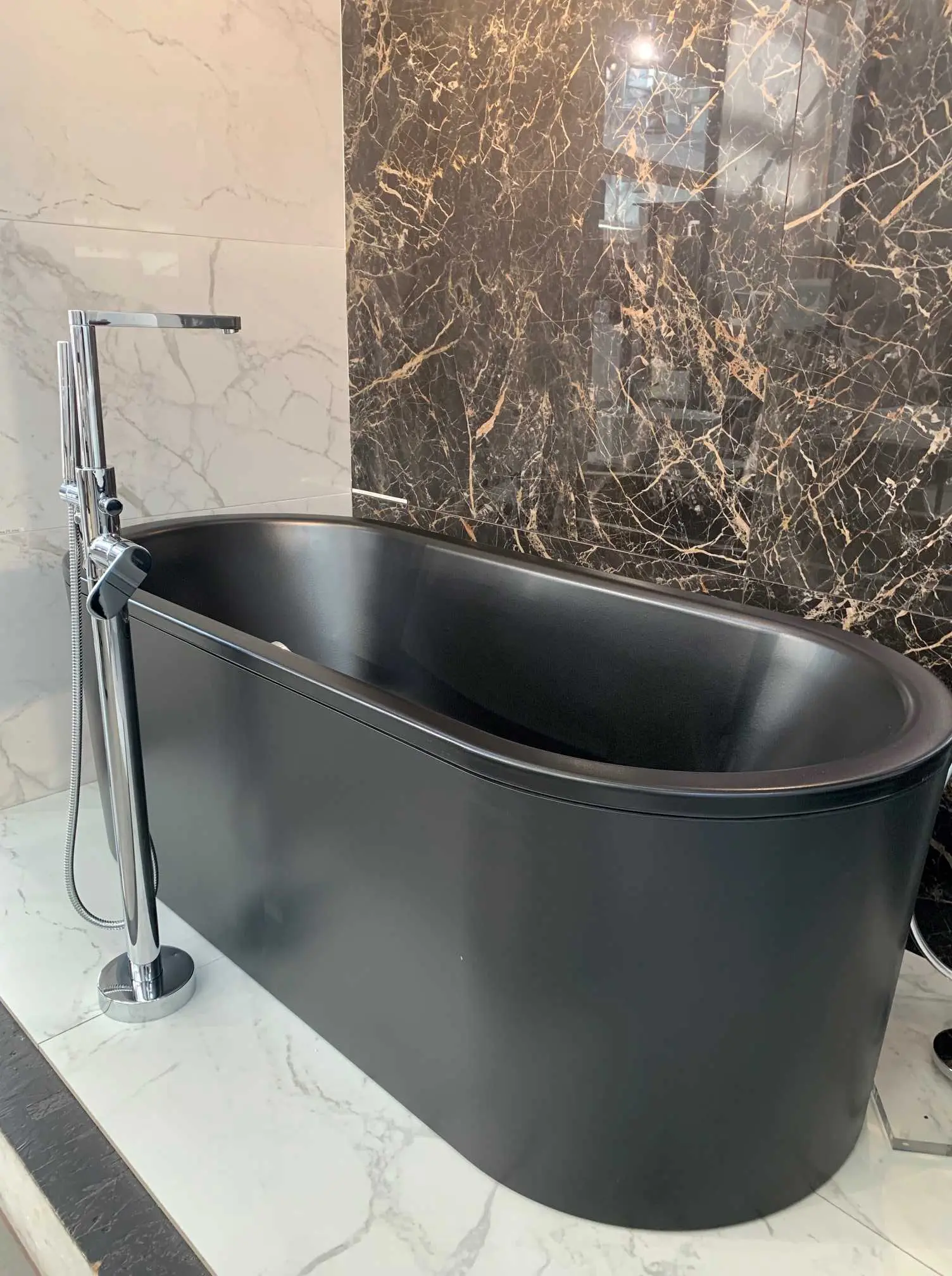 czarna wanna Kaldewei w salonie Internity Home