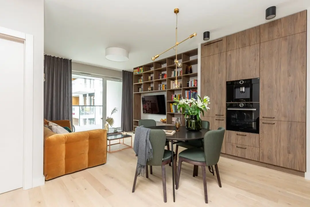 Salon z musztardową sofą | proj. Pomysłownia