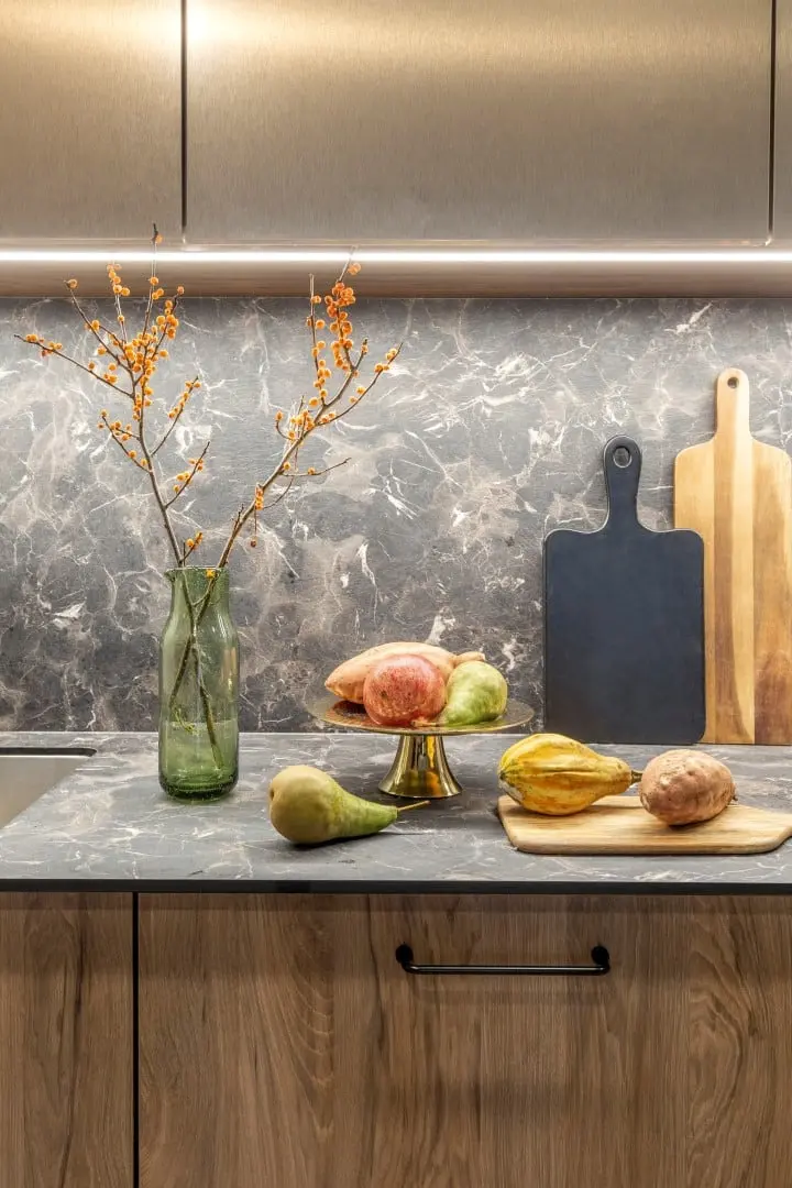 Kamienna ściana nad blatem w kuchni | proj. Pomysłownia