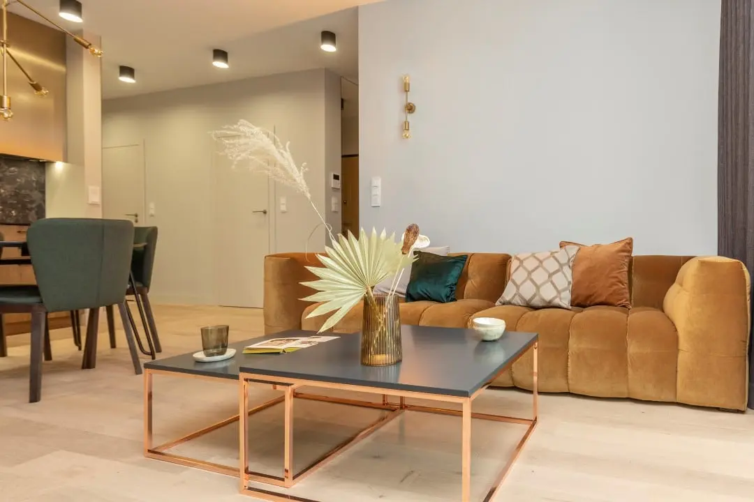 Salon z musztardową sofą | proj. Pomysłownia