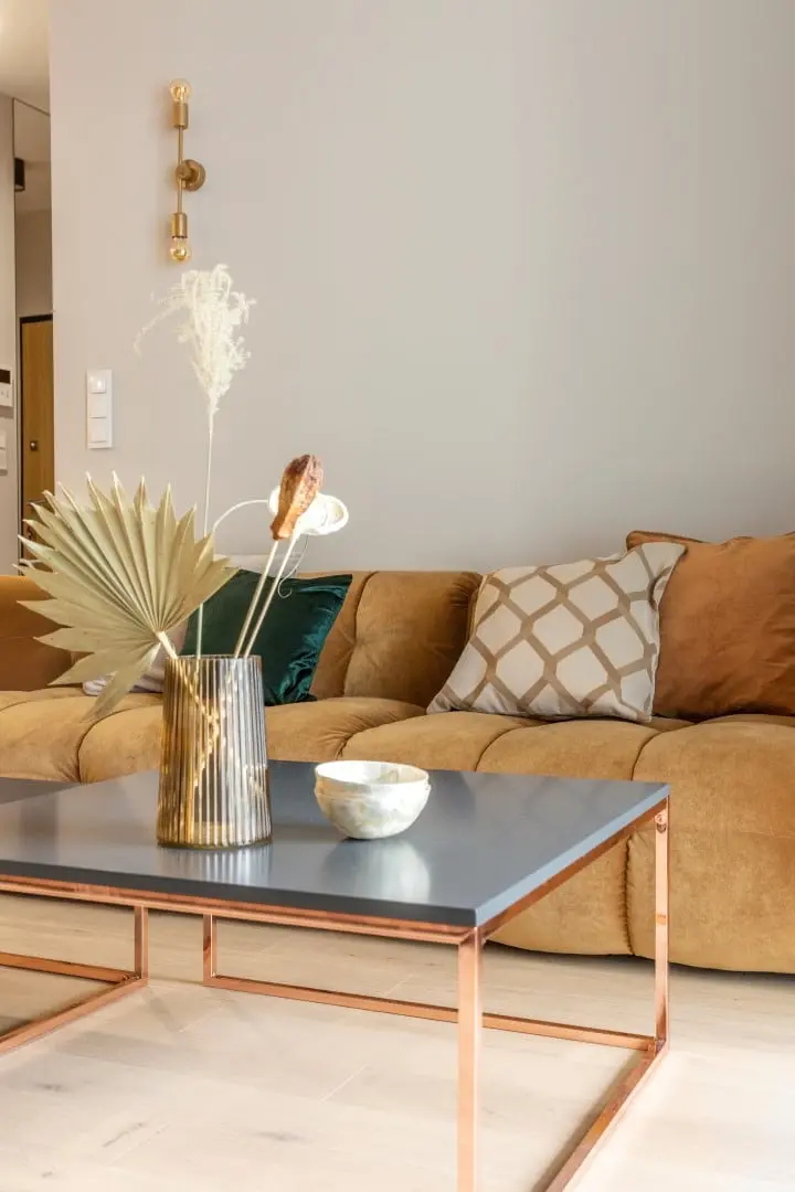 Salon z musztardową sofą | proj. Pomysłownia