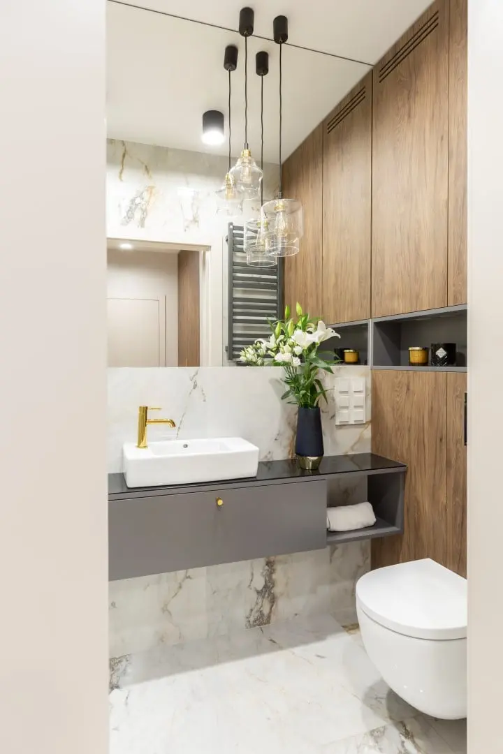 Marmurowa łazienka ze złotą armaturą | proj. Pomysłownia