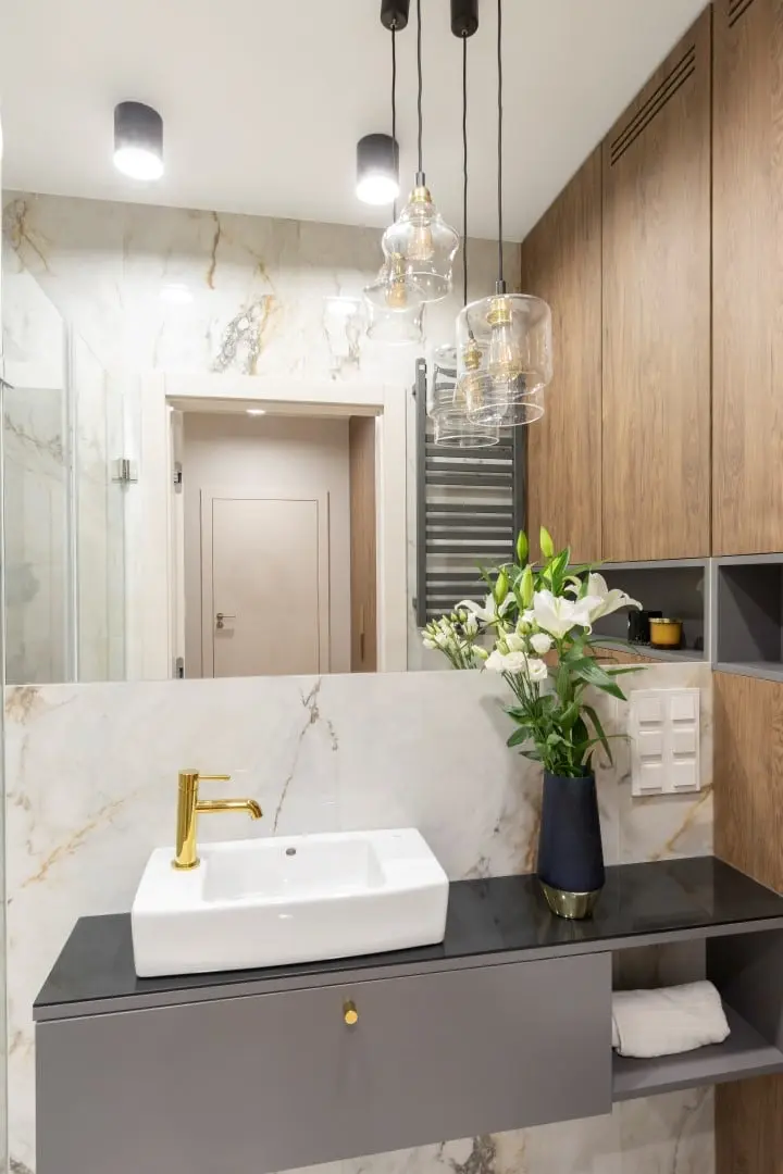 Marmurowa łazienka ze złotą armaturą | proj. Pomysłownia