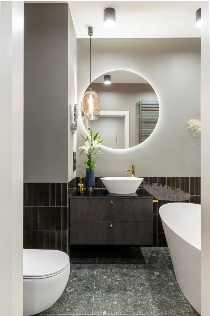 Mała łazienka z wanną wolnostojącą | proj. Pomysłownia