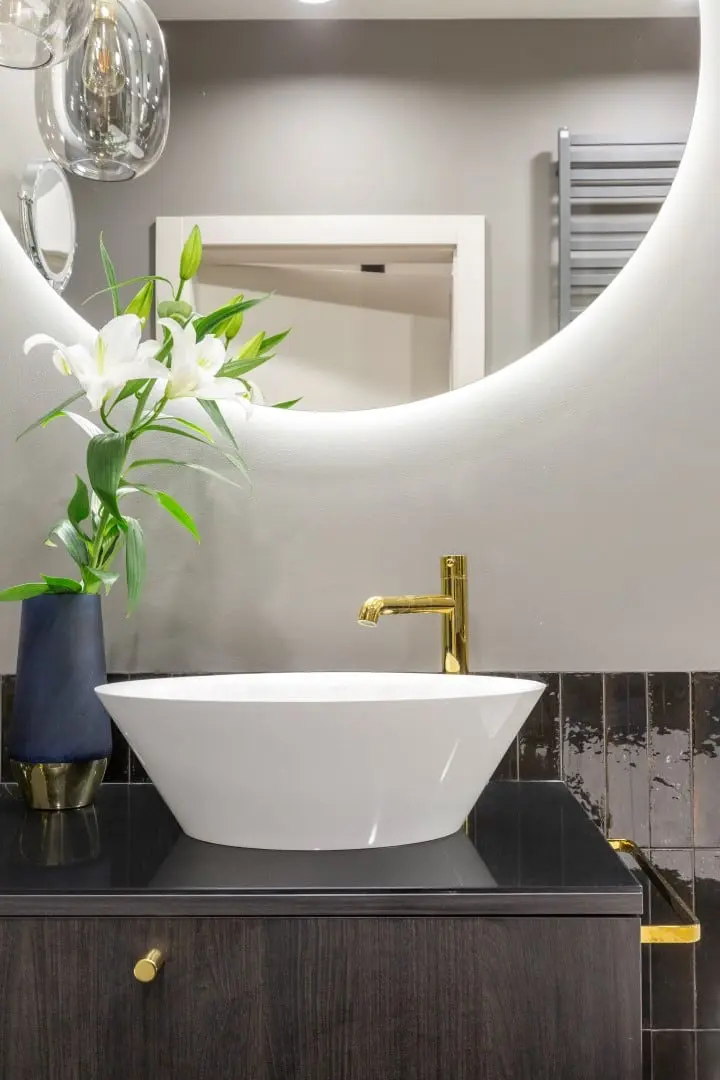 Szaro - czarna łazienka | proj. Pomysłownia