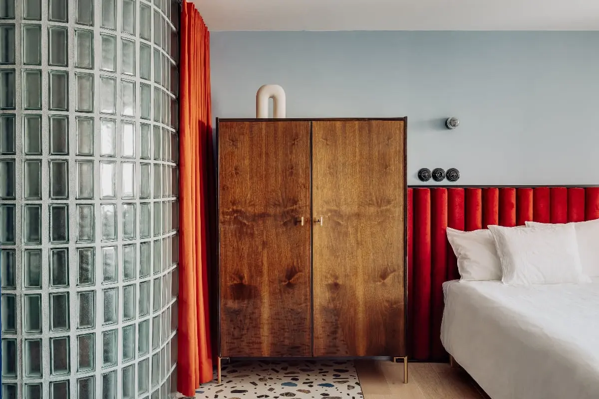 Piękna szafa vintage z drewna czeczotowego. | Proj.: mistovia; Fot.: onistories