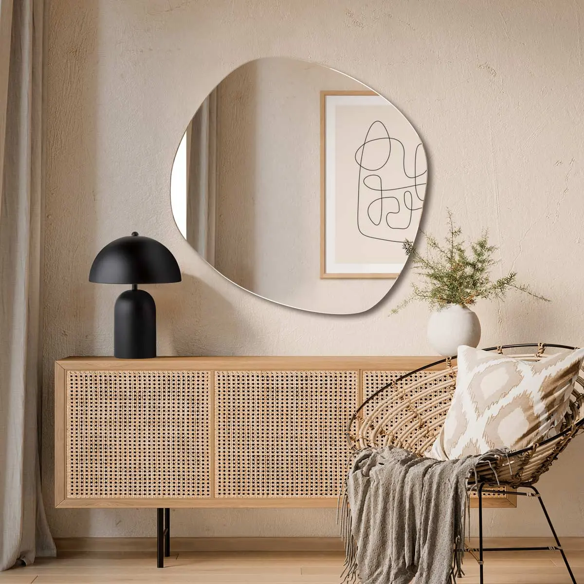 Komoda z plecionką wiedeńską na froncie w salonie w stylu japandi