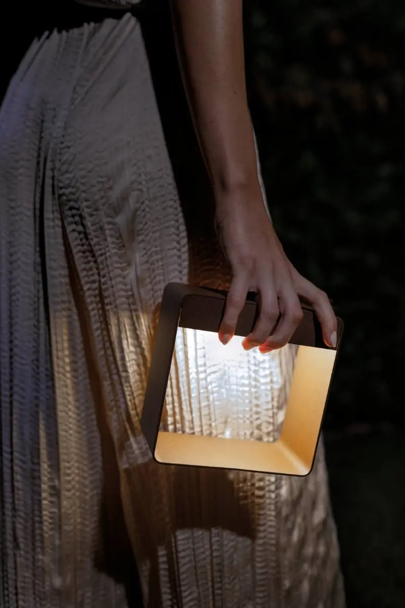 Dama – lampa stołowa