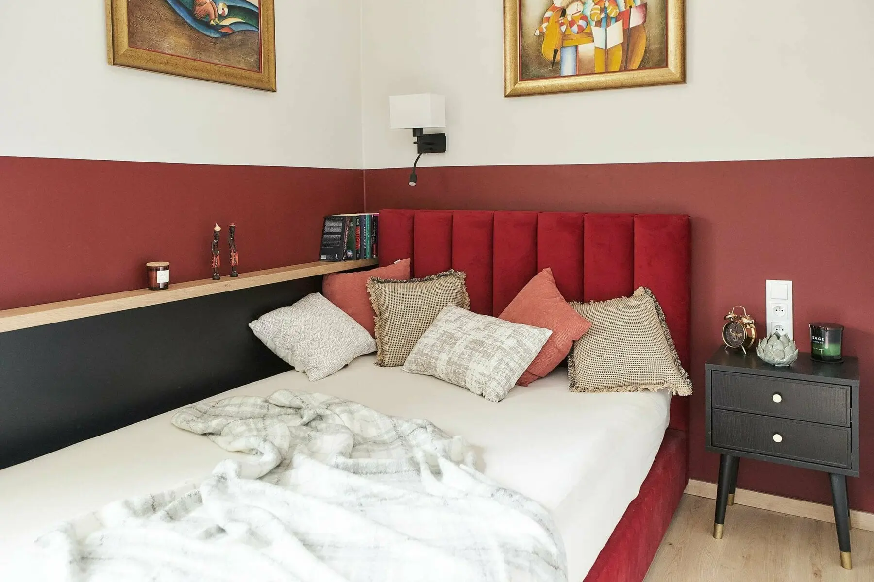 Sypialnia z czerwonym łóżkiem i lamperią PROJEKT: OSWOJONE WNĘTRZA