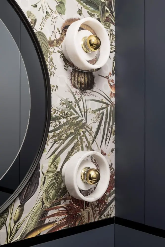 Aranżacja łazienki z wykorzystaniem błękitu pruskiego | proj. Dziurdzia Projekt | sesja: Marcin Grabowiecki | stylizacja: Eliza Mrozińska